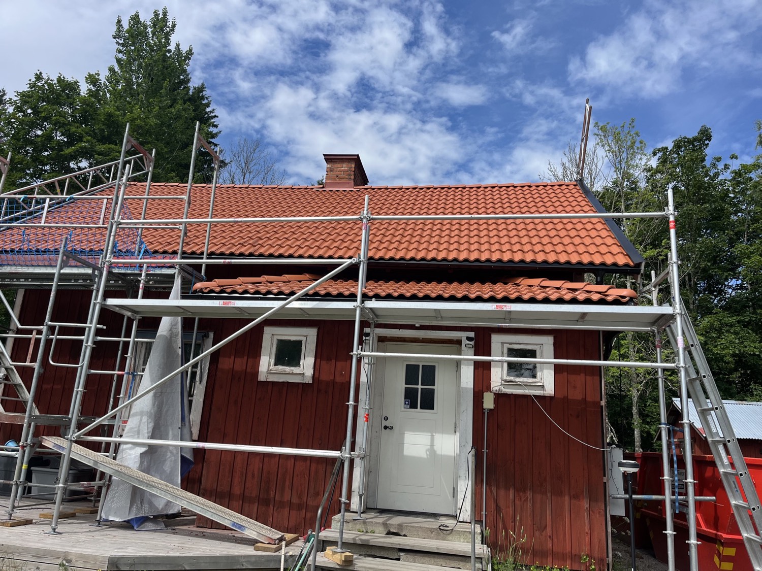Rött torp med nytt tegeltak
